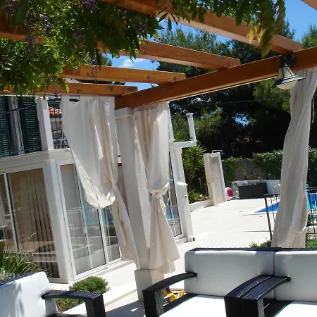 Julia Daire Milna (Brac)