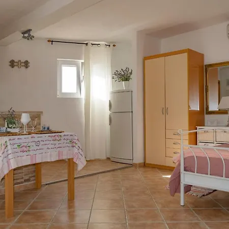 Julia Daire Milna (Brac)